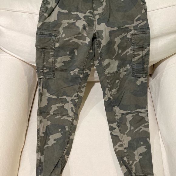 Three pair Old Navy Modern Jogger Built-in-flex pants. Size medium - Picture 12 of 14